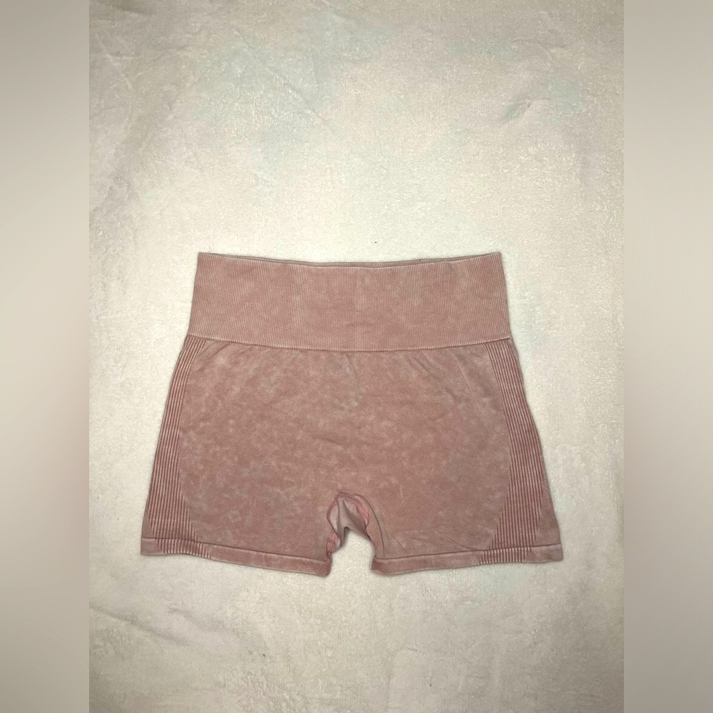 PINK Seamless High waisted Workout Shortie in light pink